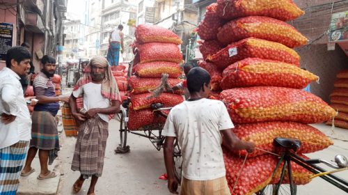 চাক্তাই-খাতুনগঞ্জে পেঁয়াজের কেজি ৭২ টাকা, খুচরায় ৮০-৯০