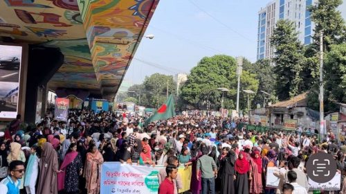 আন্দোলনরত তিতুমীরের শিক্ষার্থীদের উপর ট্রেন চালিয়ে দেয়ার চেষ্টা