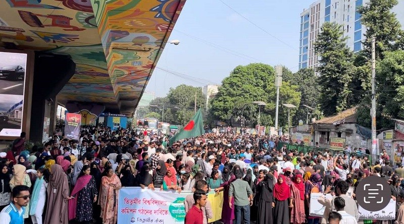 আন্দোলনরত তিতুমীরের শিক্ষার্থীদের উপর ট্রেন চালিয়ে দেয়ার চেষ্টা